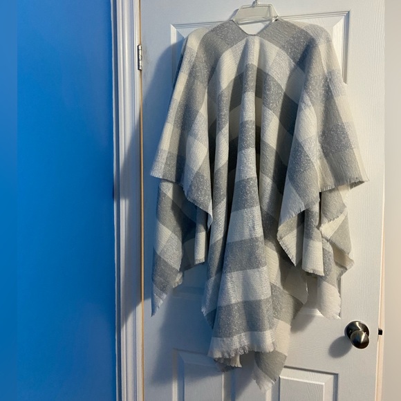 Old Navy Gray and White Plaid Shawl / Wrap - Picture 2 of 13